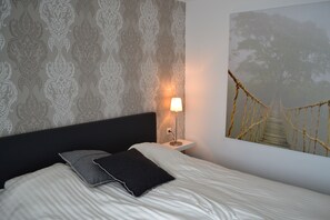 2 habitaciones, escritorio, tabla de planchar con plancha y wifi gratis 