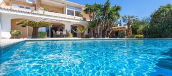 Villa, only 15 min from Palma, 12 pax, large pool, WIFI FREE, AACC, Sat TV
