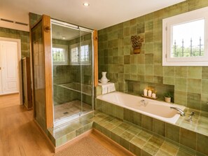 Ensemble baignoire-douche, séchoir à cheveux, bidet, serviettes fournies