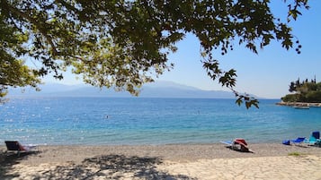 Spiaggia | Una spiaggia nelle vicinanze, lettini da mare