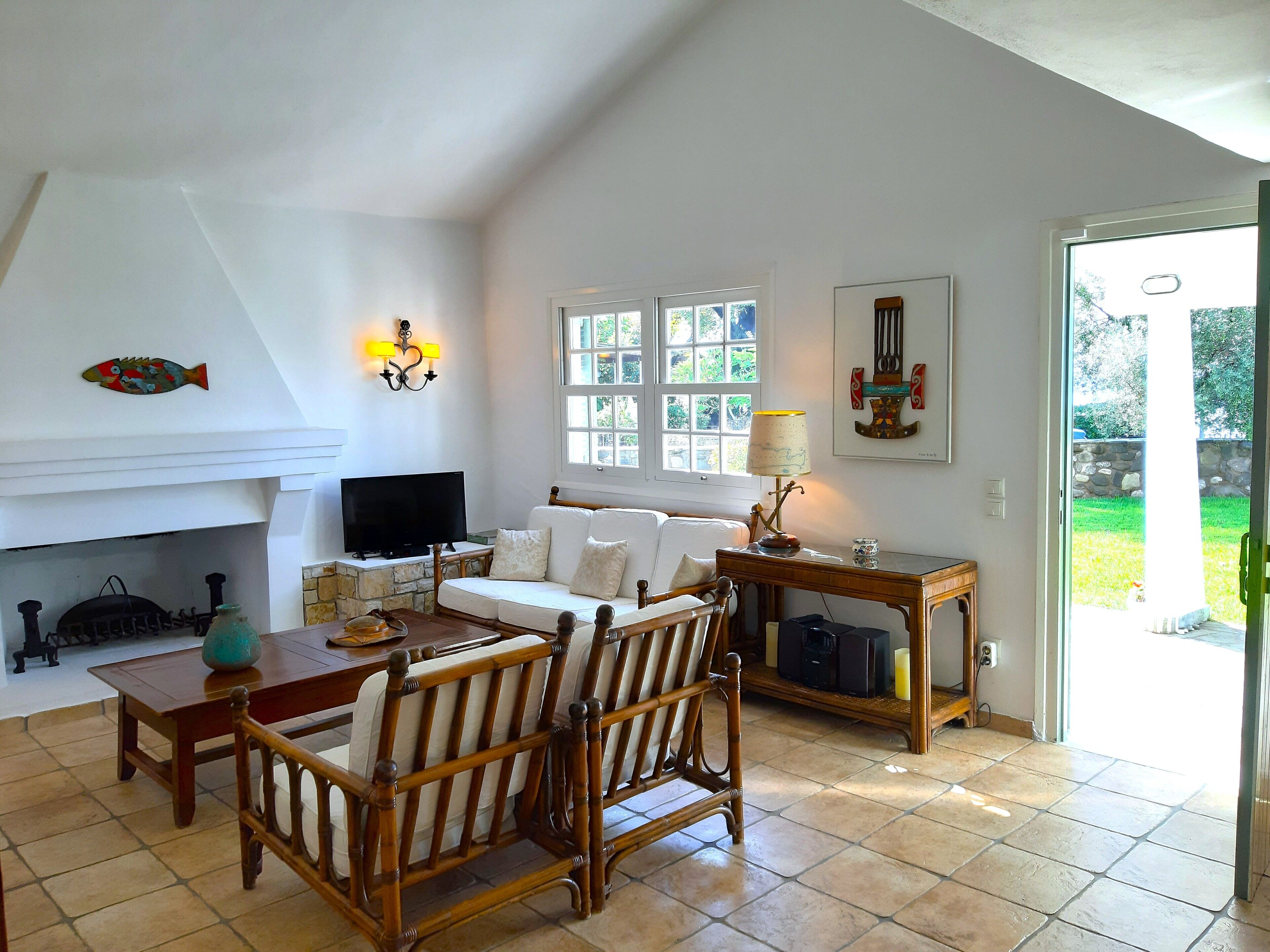 Smart-TV, peis, DVD-spiller og bøker