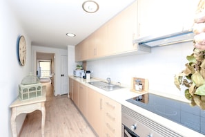 Fridge, microwave, oven, stovetop - São Vicente Apartment - Alfama de Lisboa - Private patio - Free Wifi (Lisboa)