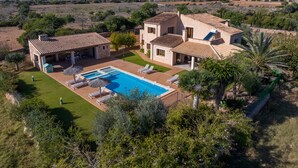 Una casa grande con piscina, varias habitaciones y un patio.