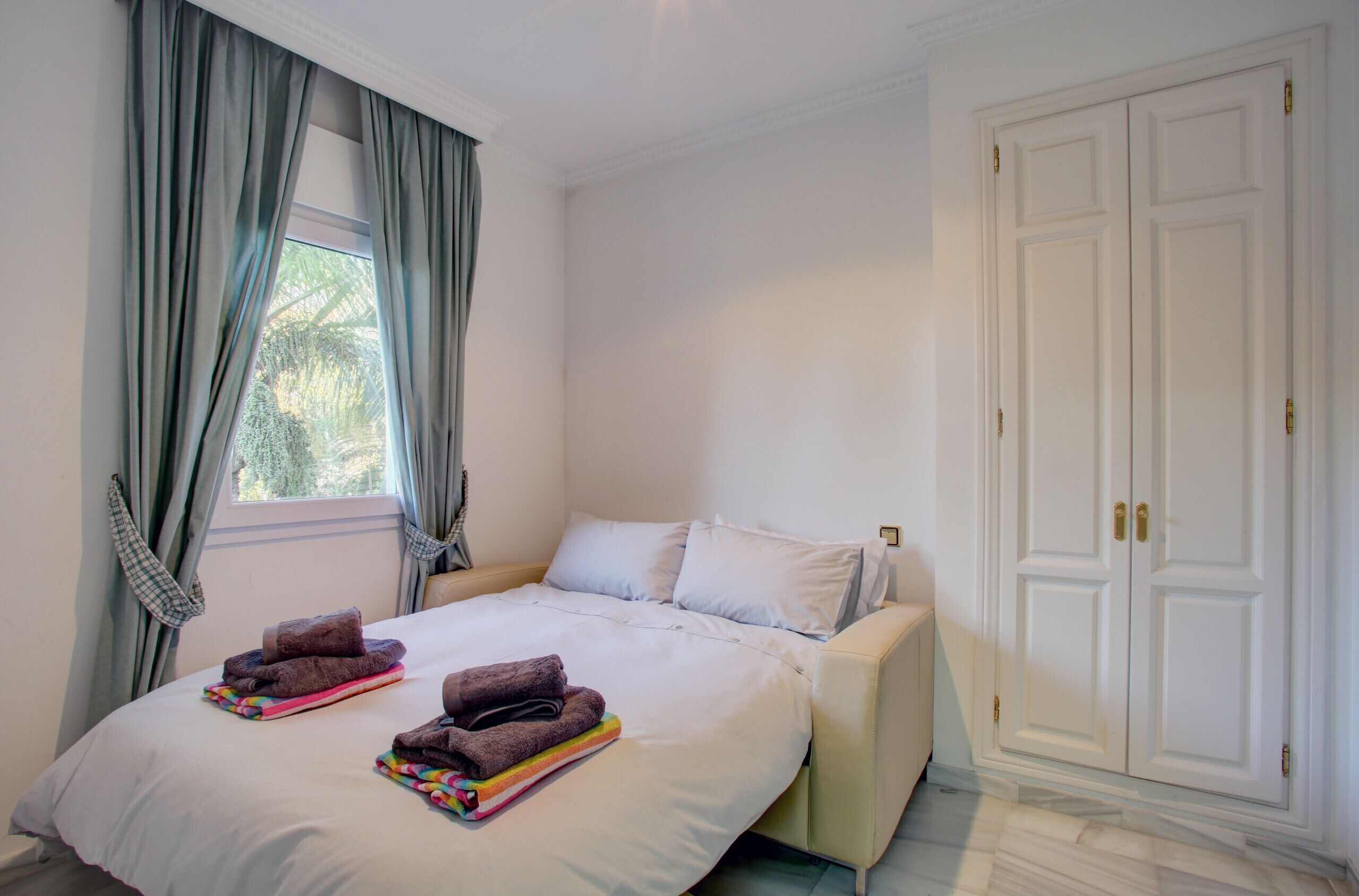 4 bedrooms, iron/ironing board, free WiFi, bed sheets