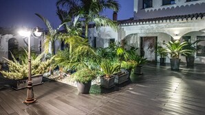 An outdoor courtyard with potted plants and a street lamp. - Luxury Villa with private pool La Herradura (La Herradura)