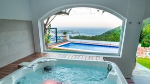 A hot tub with a view of a swimming pool and a mountainous landscape. - Luxury Villa with private pool La Herradura (La Herradura)