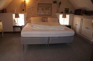 9 bedrooms, desk, iron/ironing board, travel crib - 18th house with character, very comfortable (Ver-Sur-Mer)