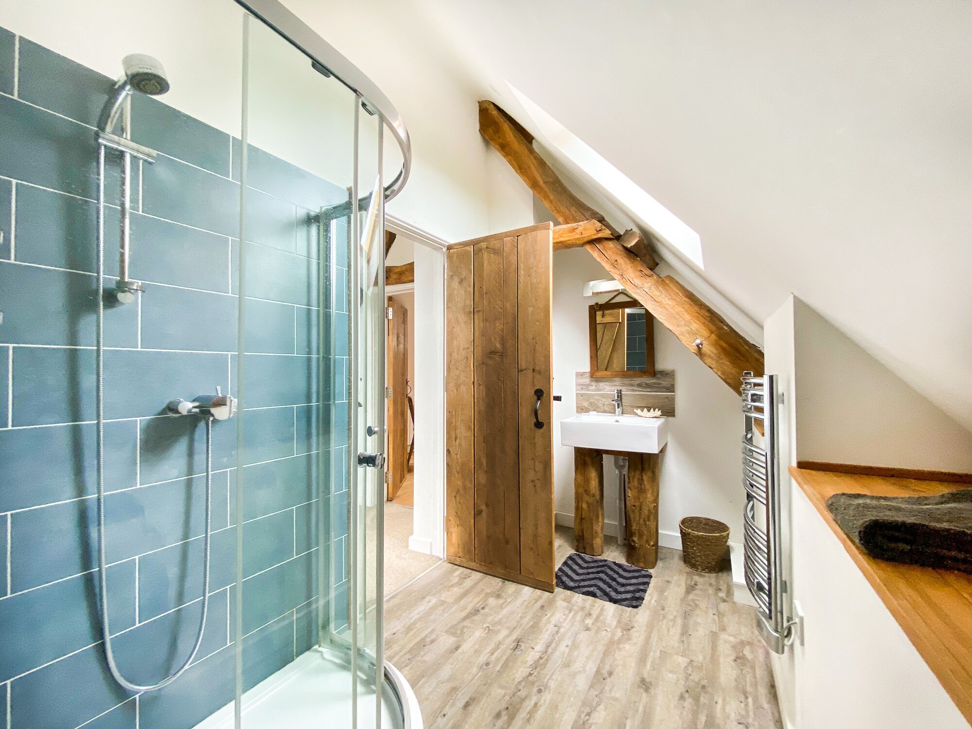 Badewanne, Haartrockner, Handtücher, Seife