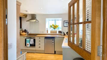 Frigorífico, microondas, horno y lavavajillas