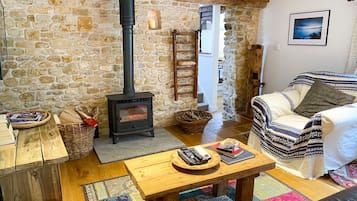 Een smart-tv, een open haard, een dvd-speler en een filmbibliotheek