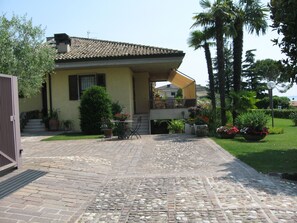 Terrace/patio - APARTMENT INSIDE A VILLA, LARGE GARDEN WITH LAKE AND POOL VIEW (Bardolino)