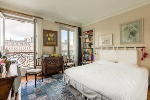 2 bedrooms, desk, WiFi, bed sheets