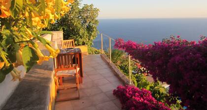 Villa avec piscine, un grand jardin et vue imprenable sur mer
