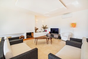 Smart TV, fireplace, DVD player, table football