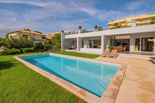 Villa de charme avec piscine privée surplombant la mer et sur la plage