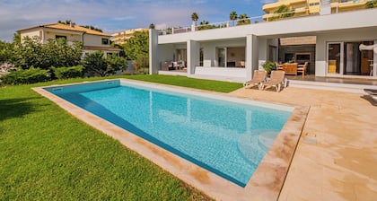 Villa de charme avec piscine privée surplombant la mer et sur la plage