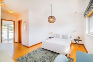 4 bedrooms, desk, iron/ironing board, travel crib