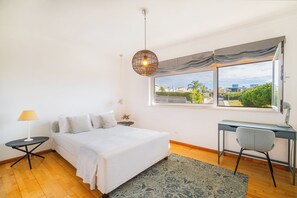 4 soverom, skrivebord, strykejern/-brett og reiseseng for barn