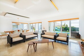 Smart-TV, peis, DVD-spiller og fotballspill