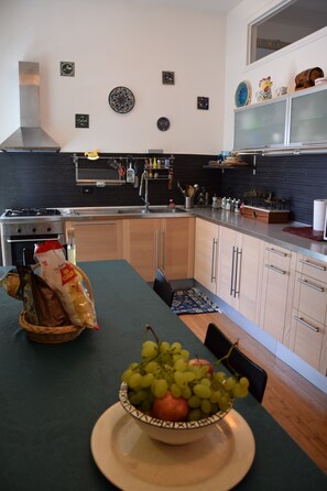 Fridge, microwave, oven, stovetop - Apartment/ flat - Napoli (Napoli)