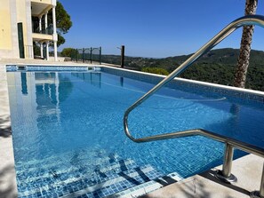 Outdoor pool - Villa sao Francisco-beaches Arrabida and Sesimbra-climatisation -30mn Lisbo (Azeitao)