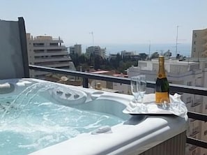 Bañera de hidromasaje al aire libre