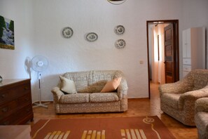 Fernseher, Kamin, DVD-Player, Bücher