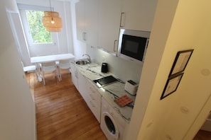 Refrigerador, microondas, parrilla de estufa y cafetera y tetera 