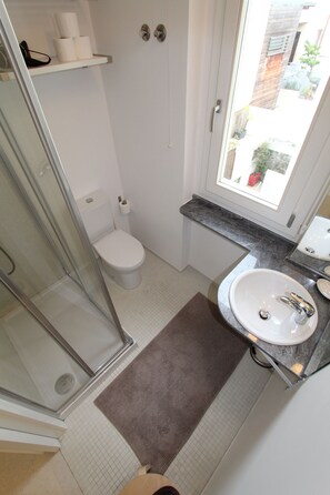 Suihku, hiustenkuivaaja, pyyhkeet