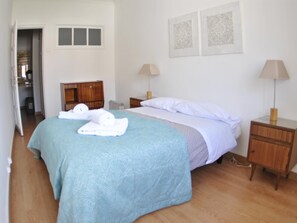 2 slaapkamers, een strijkplank/strijkijzer, gratis wifi, beddengoed