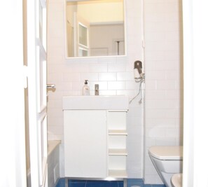 Baignoire, sèche-cheveux, serviettes fournies, savon