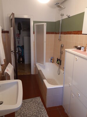 Kombination af bruser/badekar, hårtørrer, bidet, håndklæder