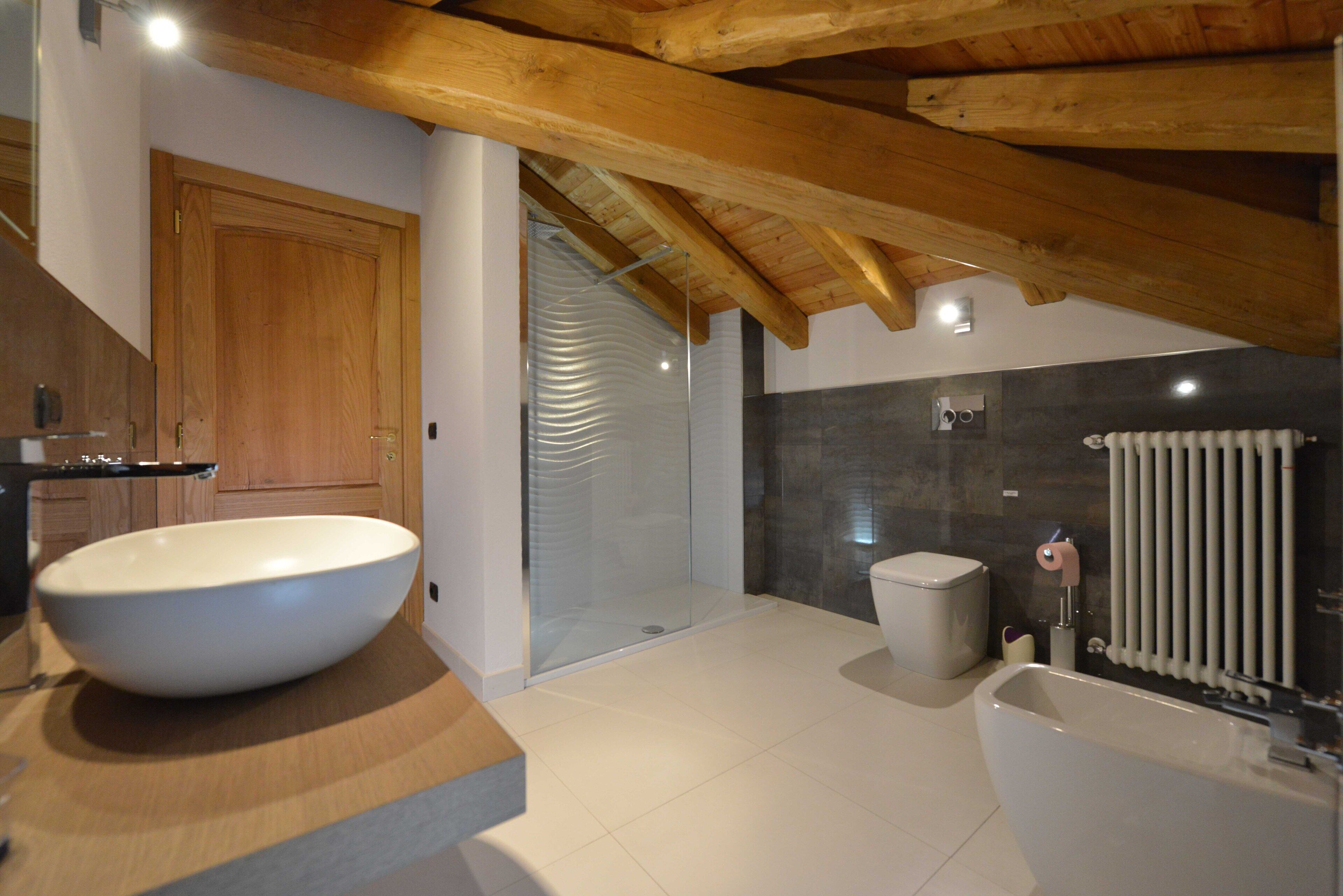 Douche, sèche-cheveux, peignoirs, bidet