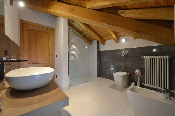 Een douche, een haardroger, badjassen, een bidet