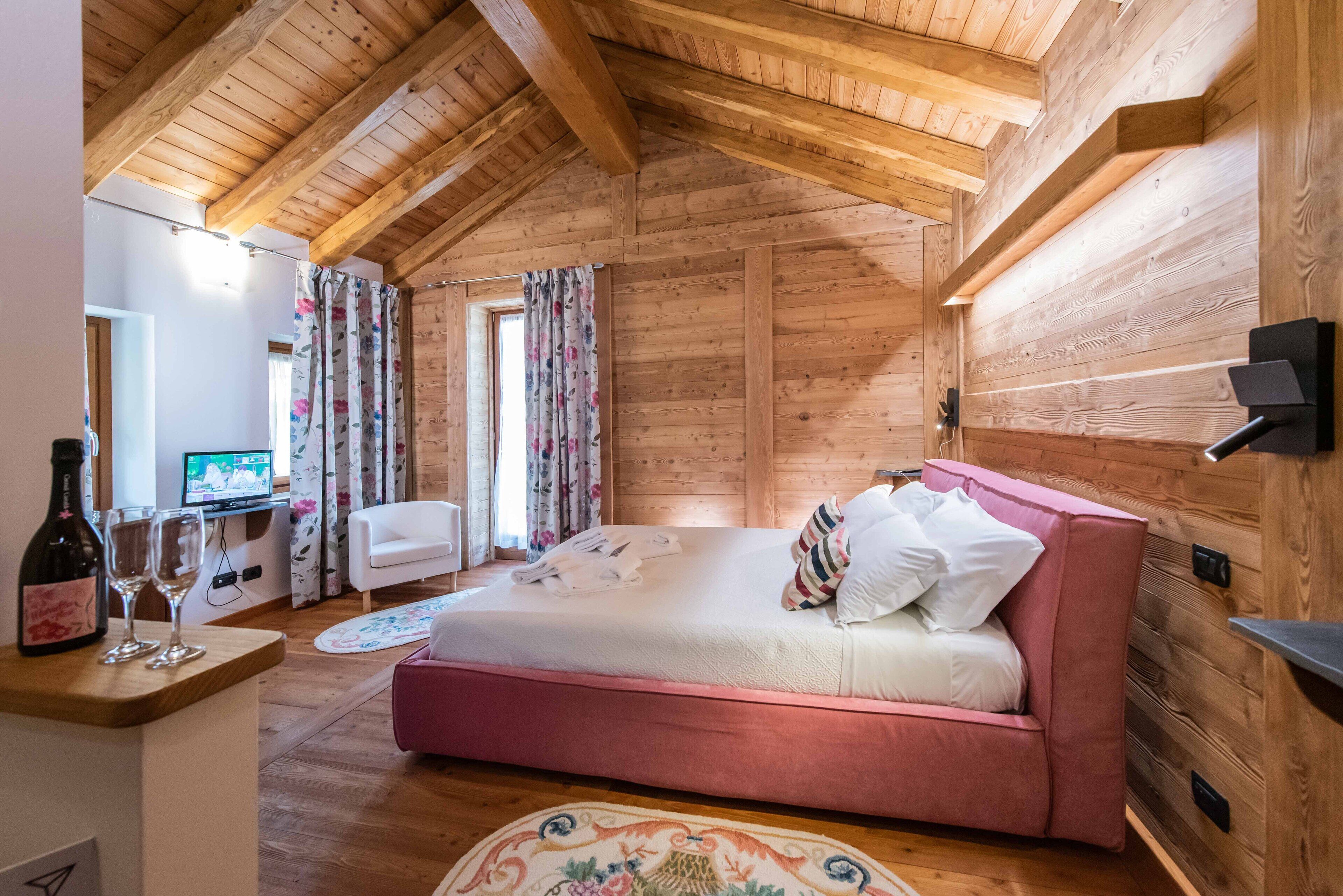 8 bedrooms, desk, iron/ironing board, travel cot