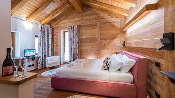 8 bedrooms, desk, iron/ironing board, travel cot