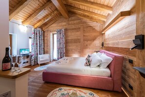 8 bedrooms, desk, iron/ironing board, travel cot - Mountain villa for families / groups (4-16 guests) (Chambave)