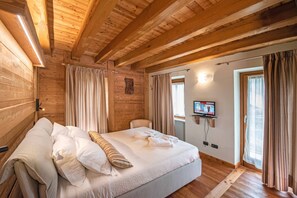 8 bedrooms, desk, iron/ironing board, travel cot - Mountain villa for families / groups (4-16 guests) (Chambave)