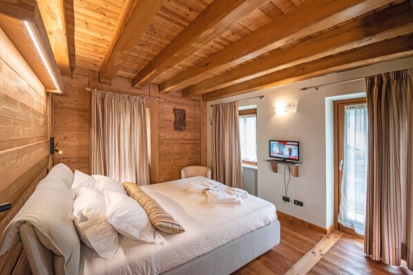 8 bedrooms, desk, iron/ironing board, travel crib