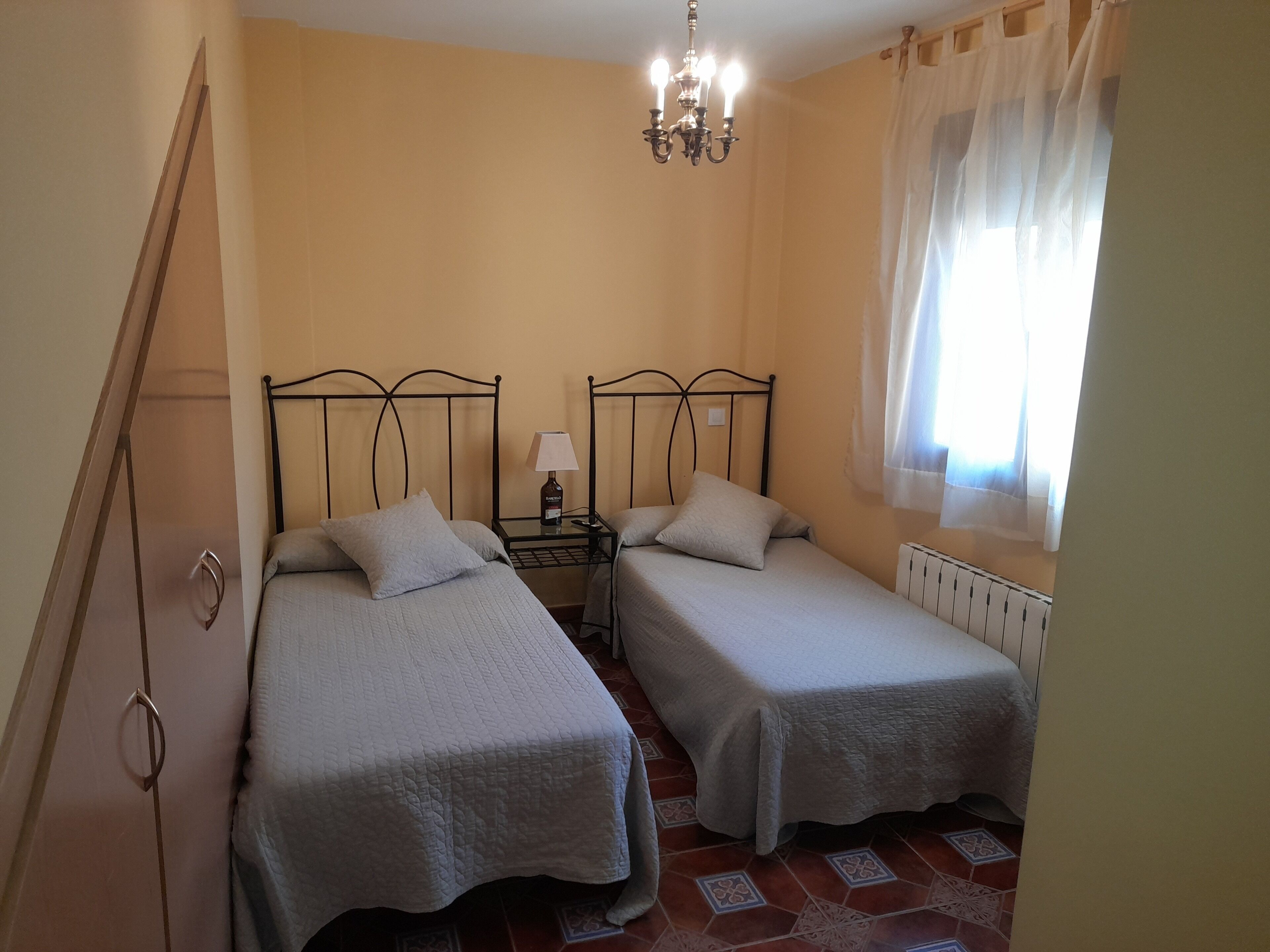 5 bedrooms, WiFi, bed sheets