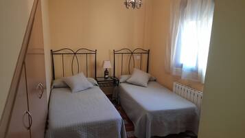 5 bedrooms, WiFi, bed sheets