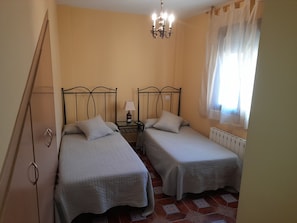 5 bedrooms, WiFi, bed sheets