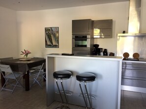 Réfrigérateur, four à micro-ondes, un four, surface de cuisson