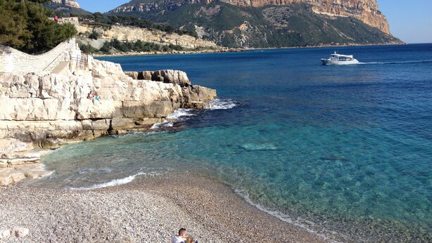 A coastal scene with a rocky beach, clear blue water, and a distant mountain. - Apartment/ flat - Cassis (Cassis)