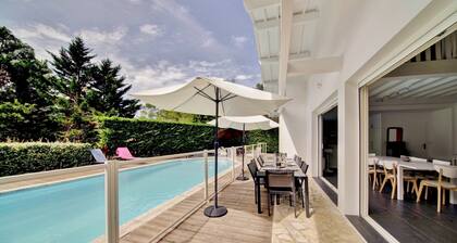 Spacious house with luxury comfort quality services. Heated pool 4-star rated