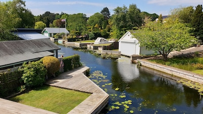 Waterside House With Garden (3 Bedrooms - Sleeps 5)