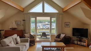 TV, DVD-spiller, bøker og filmbibliotek