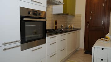 Refrigerador, horno, parrilla de estufa y cafetera y tetera