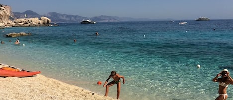 Una spiaggia nelle vicinanze