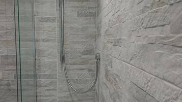Combined shower/bathtub, hair dryer, towels, soap